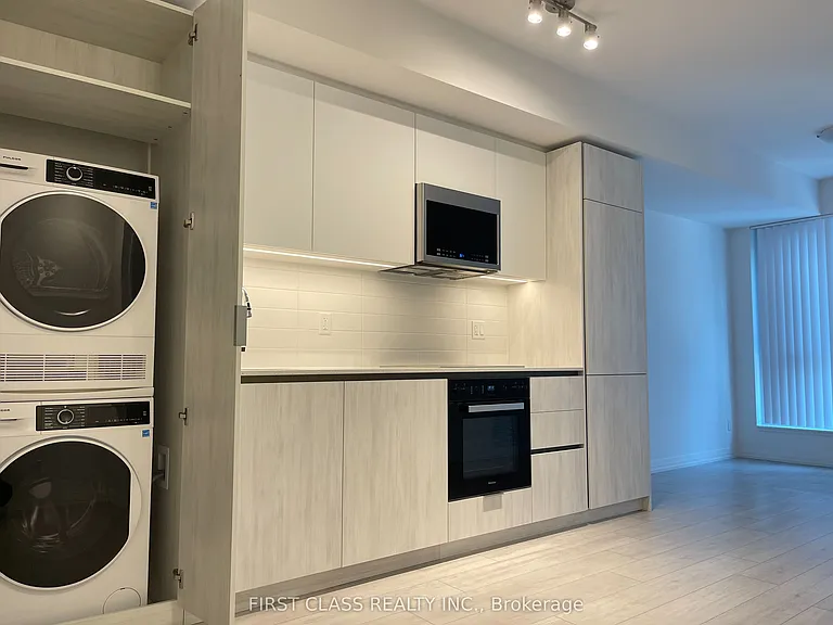 400 King St W #520 — Photo 7