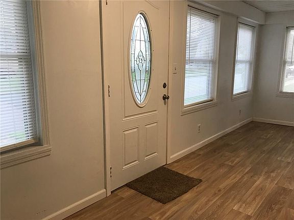 3rd image of 907 W Race St