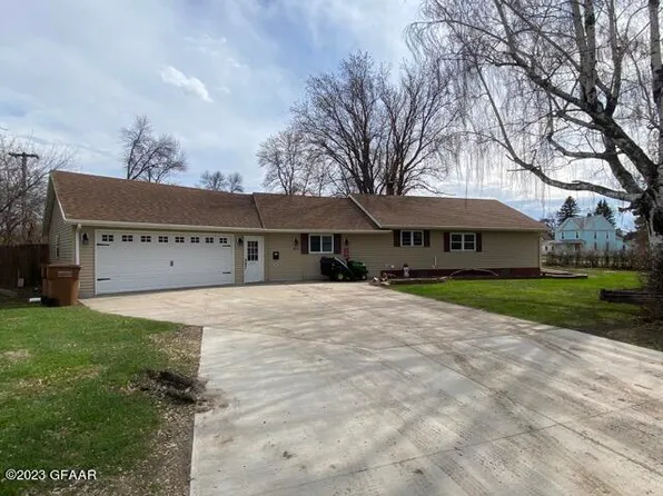 417 Booth Ave, Larimore, ND 58251
