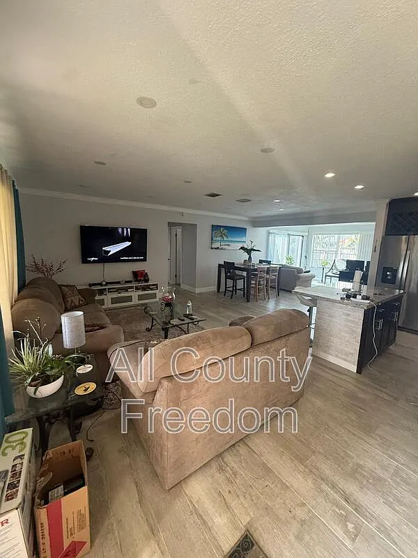 3 bed, 2.0 bath, 1430 sqft, $3,000 — Photo 2