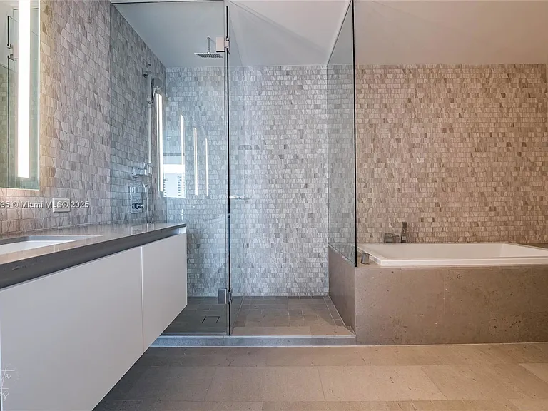 88 SW 7th St #1004 — Photo 7