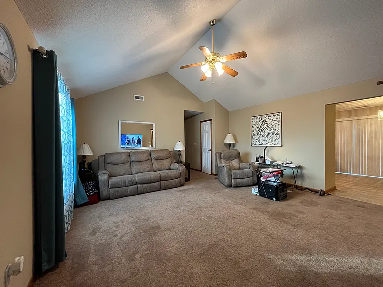 1302 Cloverleaf Ct — Photo 14