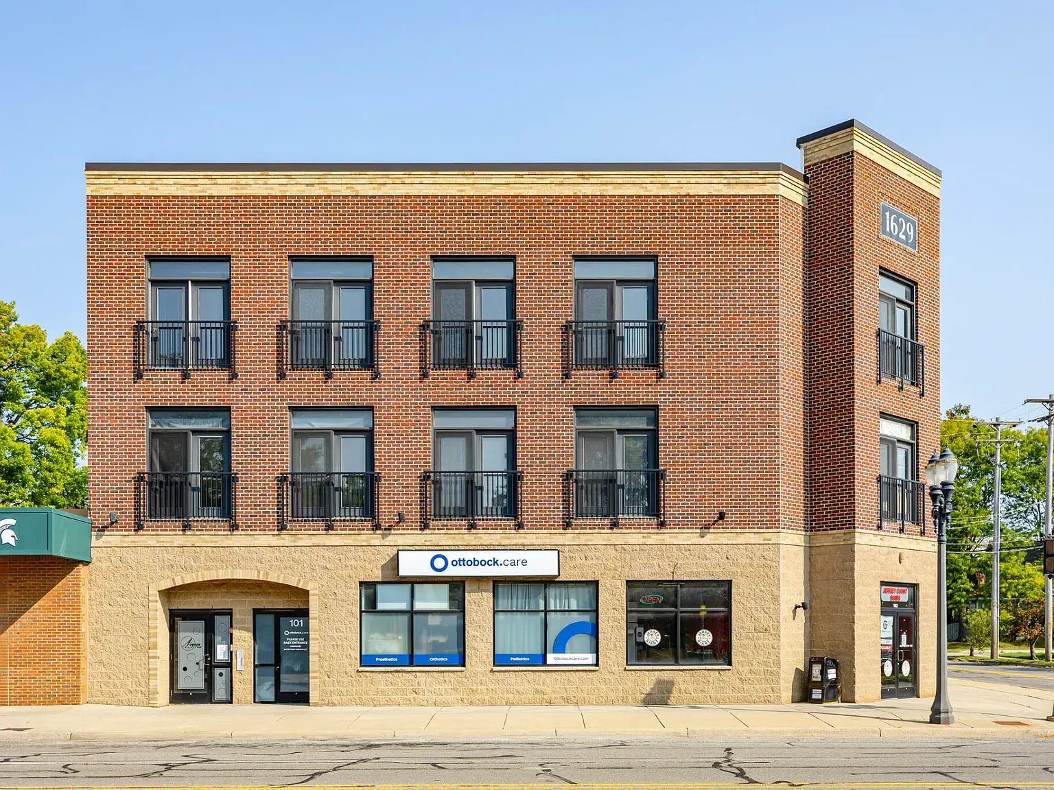 Avenue Flats — Photo 1