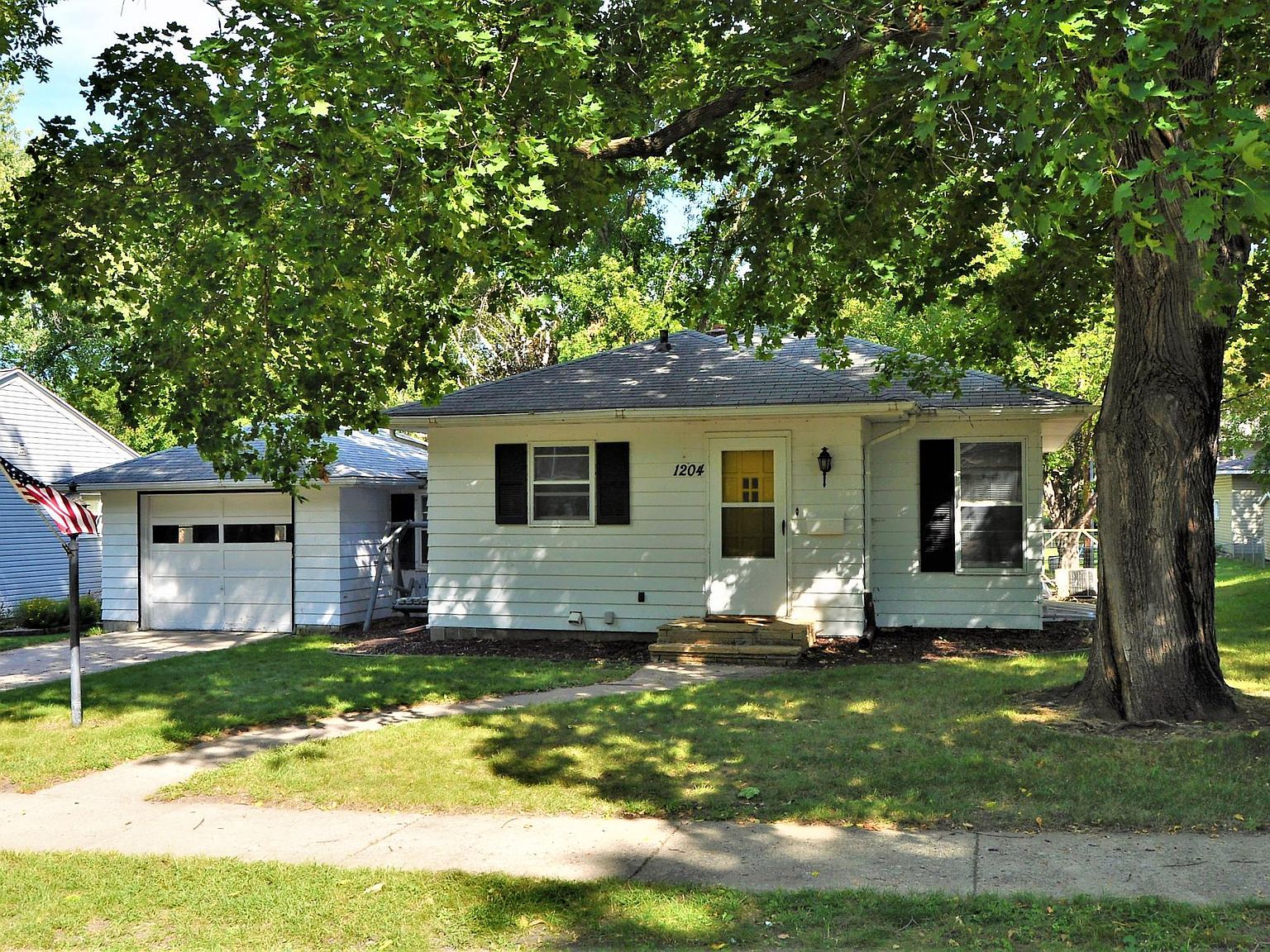 1204 N 4th St, Montevideo, MN 56265 Zillow