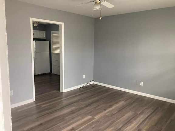 4th image of 202 E Meadow Ln