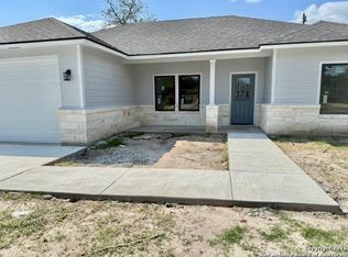 1207 E Widhelm St, Beeville, TX 78102