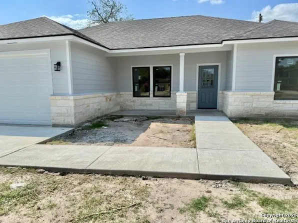 1207 E Widhelm, Beeville 78102