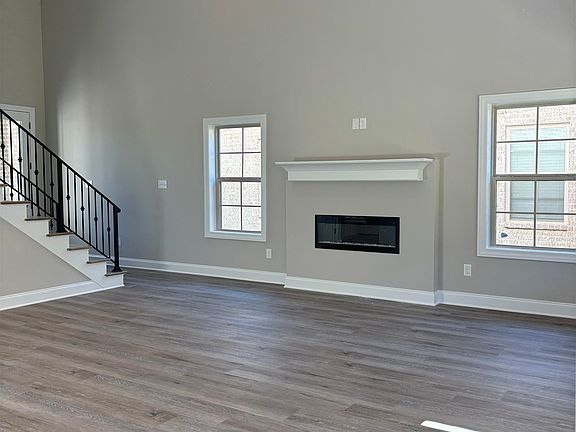4th image of 567 Rosalie Woods Dr
