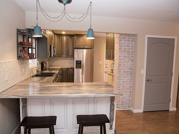   Kitchen w/ movable cart