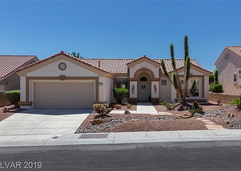 EXPANDED VERSAILLES, APPROX. 1800 SQ FT. ON THE GOLF COURSE. MOVE-IN READY