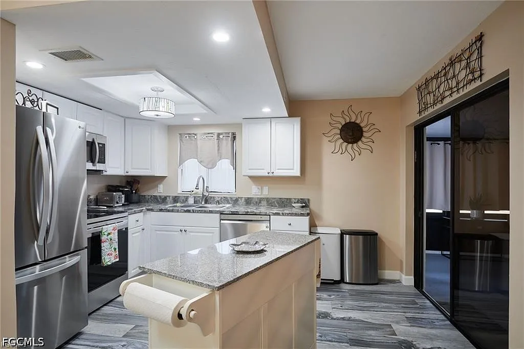 2 bed, 2.0 bath, 1060 sqft, $1,800 — Photo 2