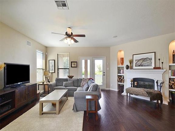 4th image of 301 Kissing Oak Dr