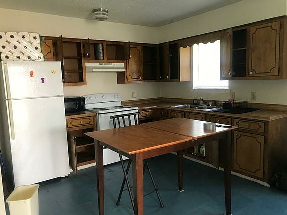 3rd image of 124 W Alicia St
