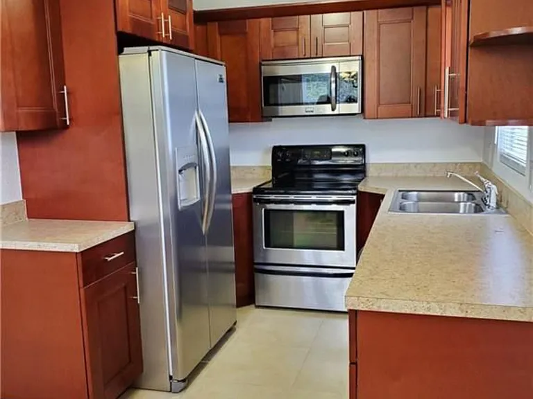 814 Frederick Reid St E — Photo 2