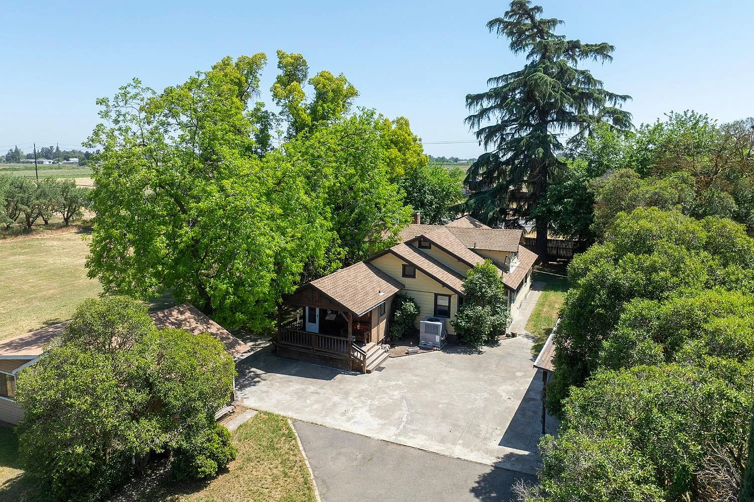 10600 Pioneer Ave photo 1