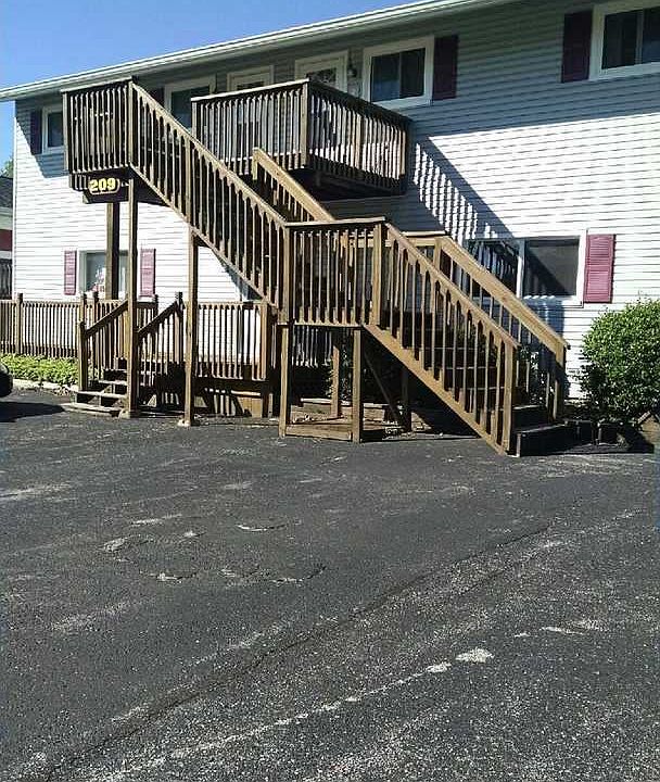1st image of 209 W Oak St APT 01