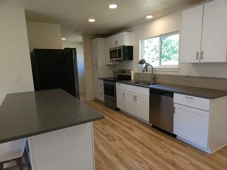 3994 Crestview Dr S — Photo 3