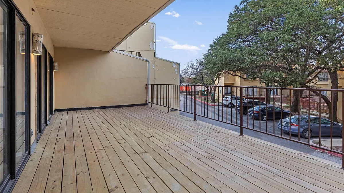 Building Photo - 8642 Fredericksburg Rd #405