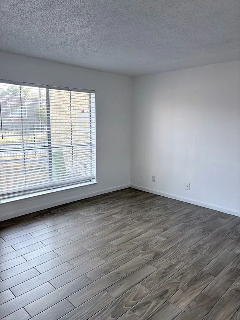 3 bedroom / 2 bathroom - 1st floor condo — Photo 1