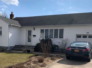 162 McKinley St, Massapequa Park, NY 11762