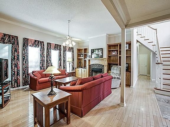 3rd image of 421 Meadow Creek Dr