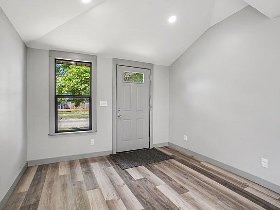 4th image of 216 W Cushman St