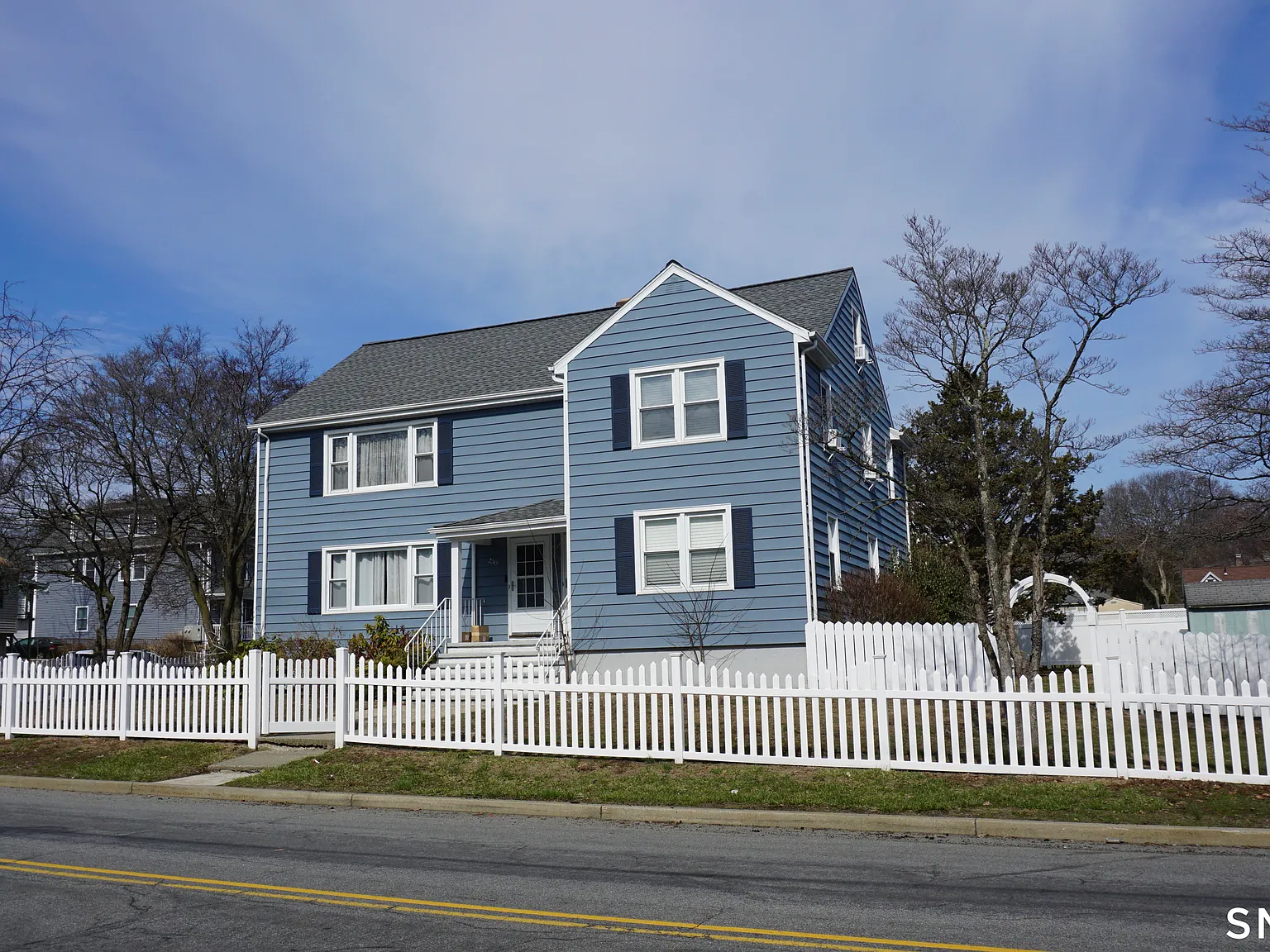 3 bed, 2.0 bath, 1412 sqft, $3,300 — Photo 2