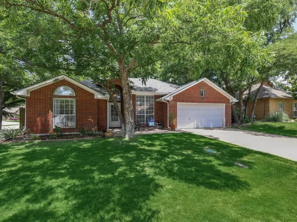 411 Sandra Dr, Lewisville, TX 75057