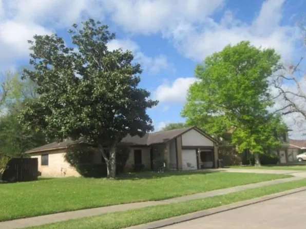 113 Mistletoe St, Lake Jackson, TX 77566