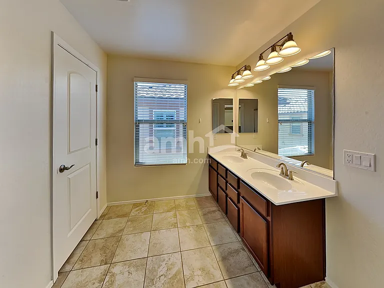 1508 N Banning — Photo 14
