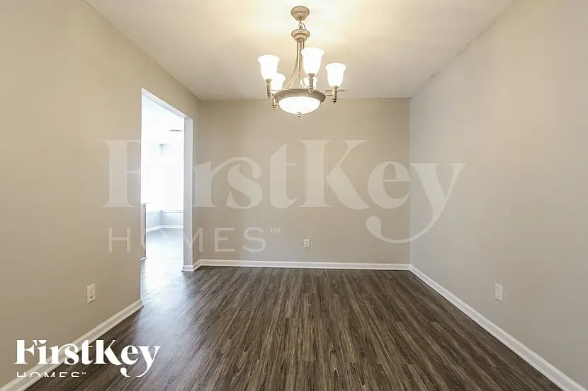 4 bed, 2.0 bath, 1376 sqft, $1,965 — Photo 4