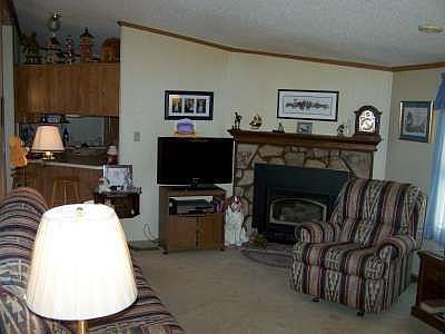 LR w/ gas fireplace