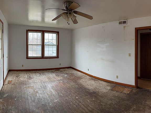 4th image of 118 E Poplar St