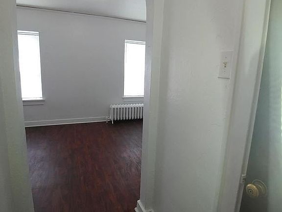 5th image of 923 Douglas St APT 103