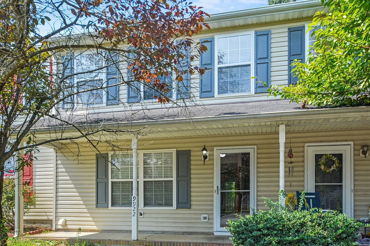 3 bed, 2.5 bath, 1240 sqft, $2,200 — Photo 2