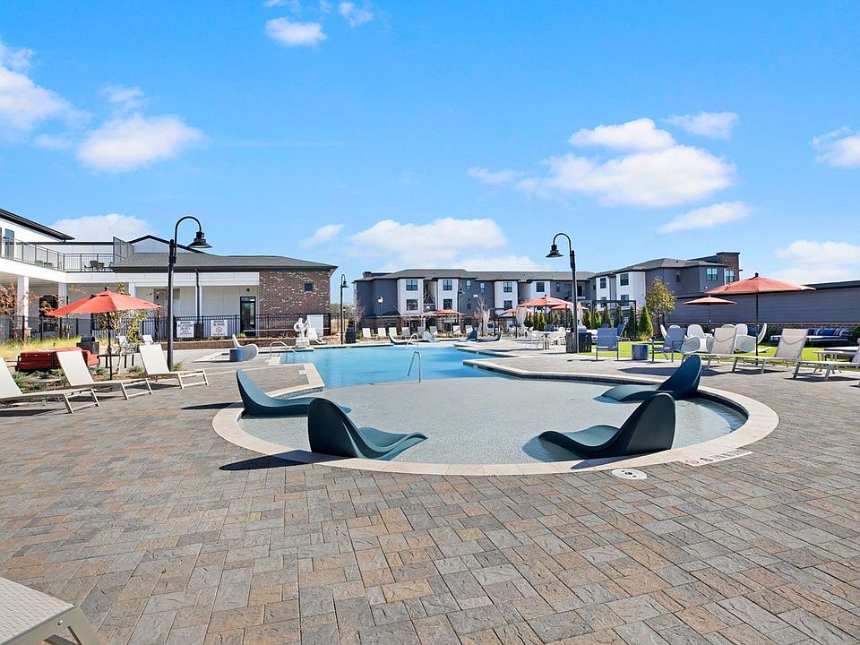 Resort-style Swimming Pool