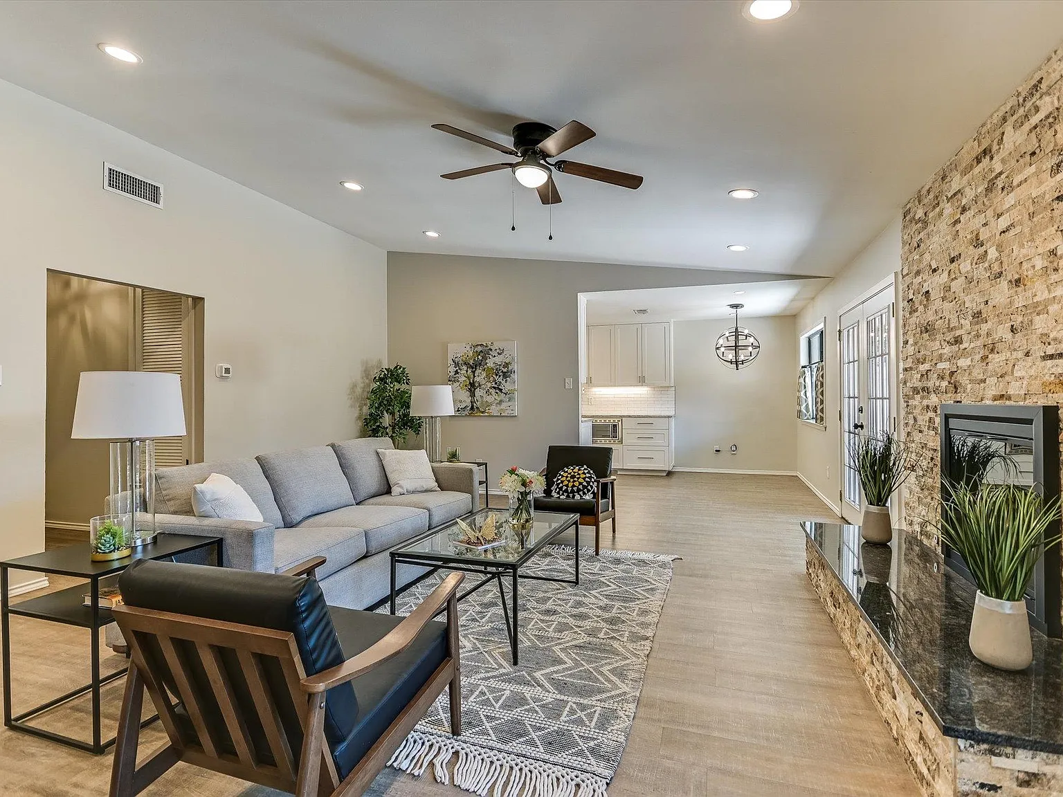 3 bed, 2.0 bath, 1619 sqft, $3,100 — Photo 3