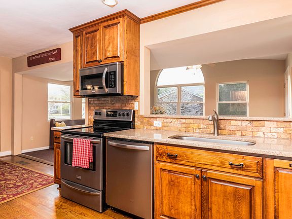 5th image of 374 Howard Dr