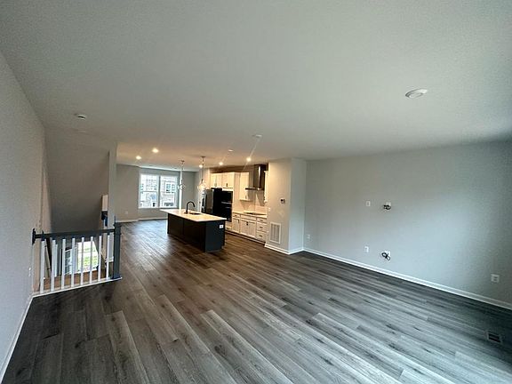 5th image of 588 Sybil St