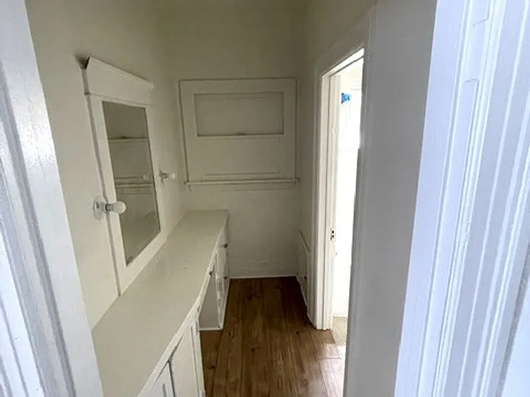 946 S Burlington Ave — Photo 3