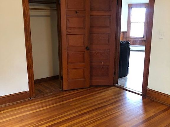 4th image of 98 Miller St Floor 1