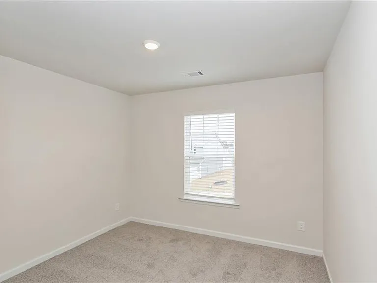 668 Mackenzie Cv — Photo 26