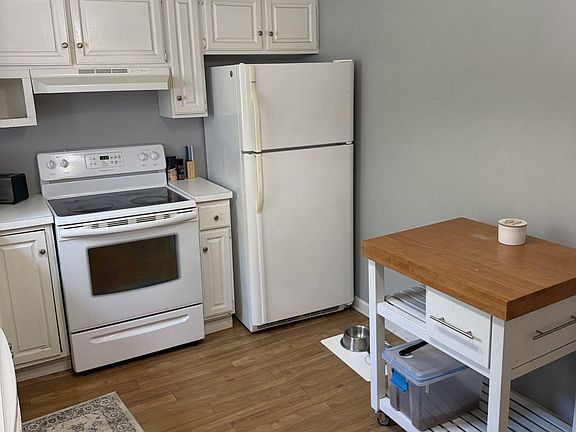 5th image of 932 W Douglas Ave