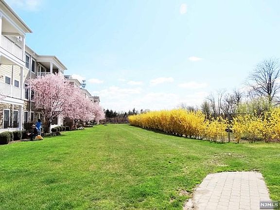 5th image of 5 Tenakill Park Dr #220-2T