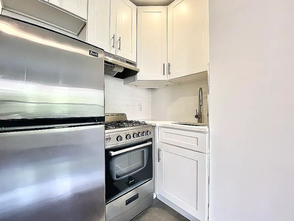 2nd image of 22 Saint Nicholas Pl #B1