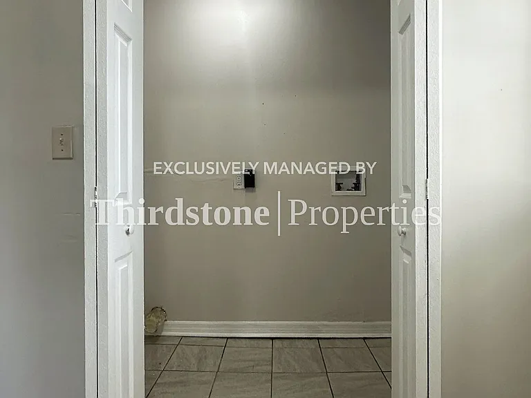 1173 W 27th St — Photo 11