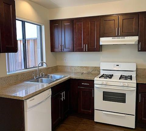 3rd image of 815 S Walnut St #32