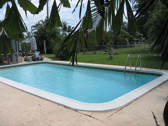 Enjoy South Florida lifestyle with gas grill hook up