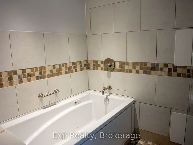 290 Front St N — Photo 16