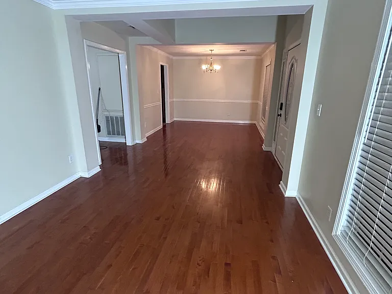 325 London Ln — Photo 3